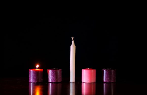 Advent Candles with the 1st weeks candle lit.